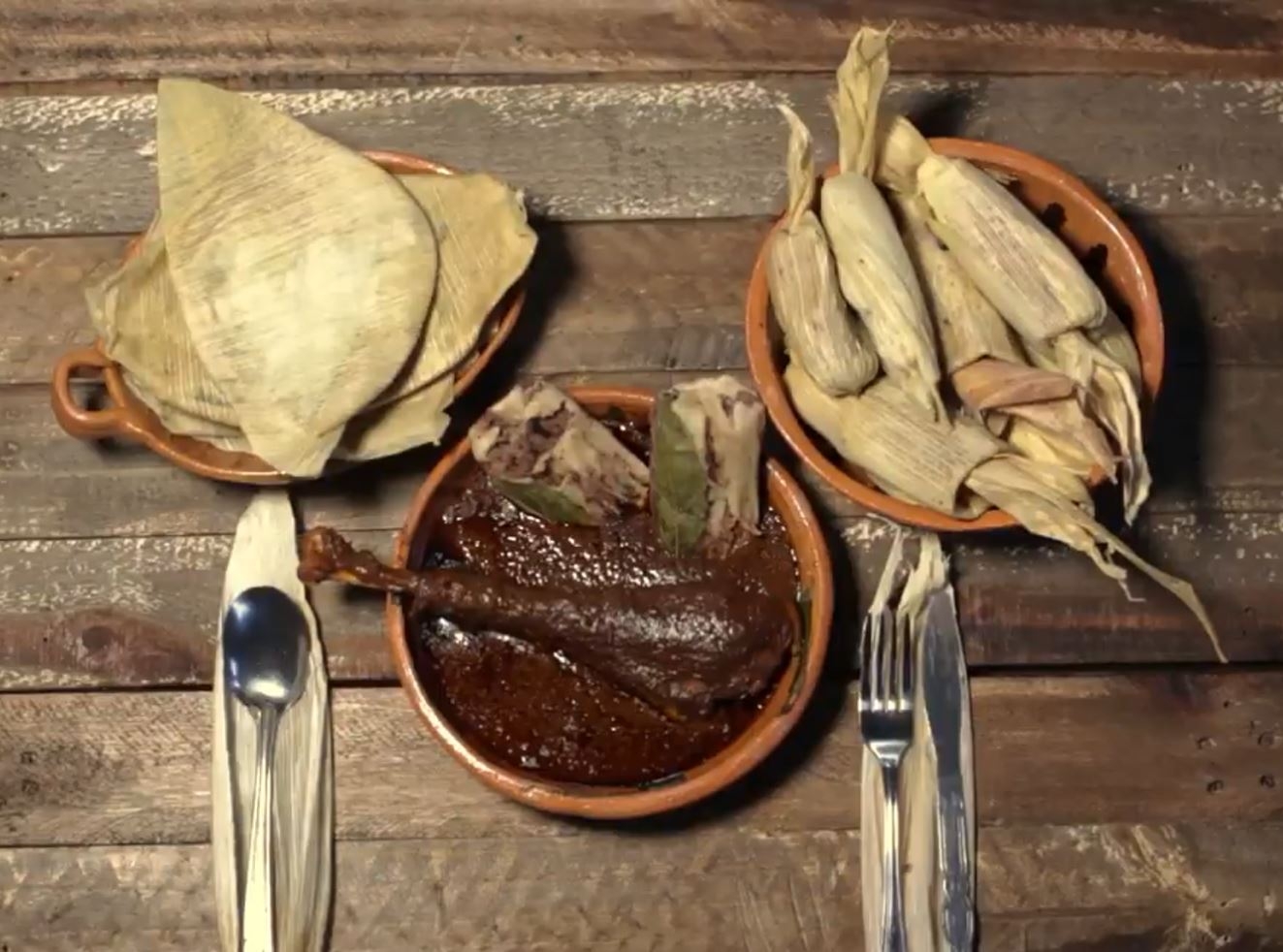 En Calpan se acostumbra a acompañar el mole con tamales de frijol