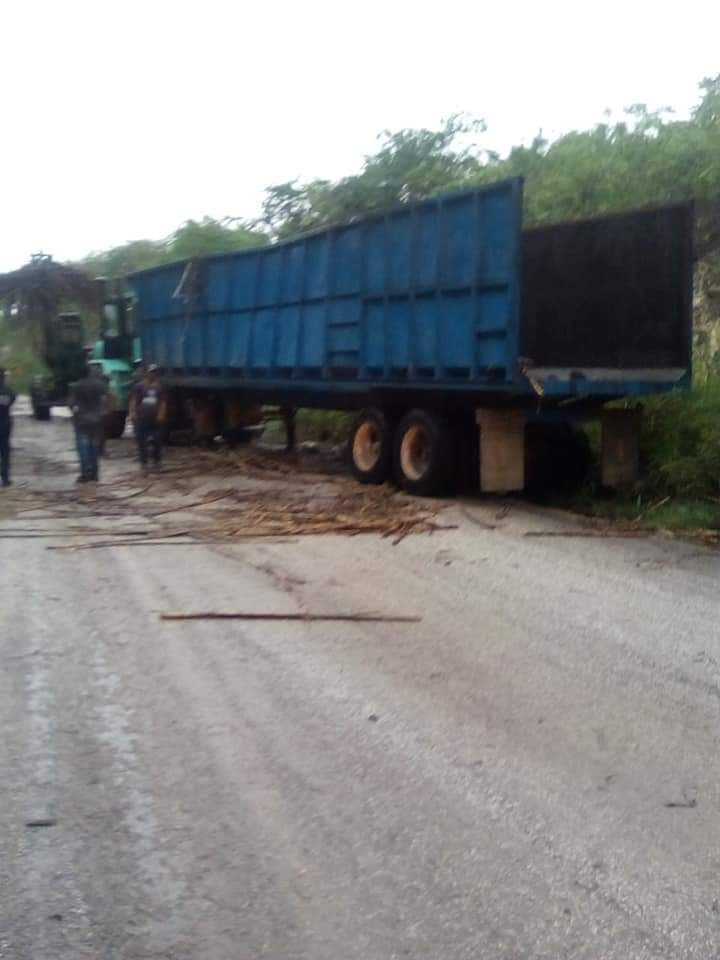 Se vuelca camión cañero en curva de Chetumal
