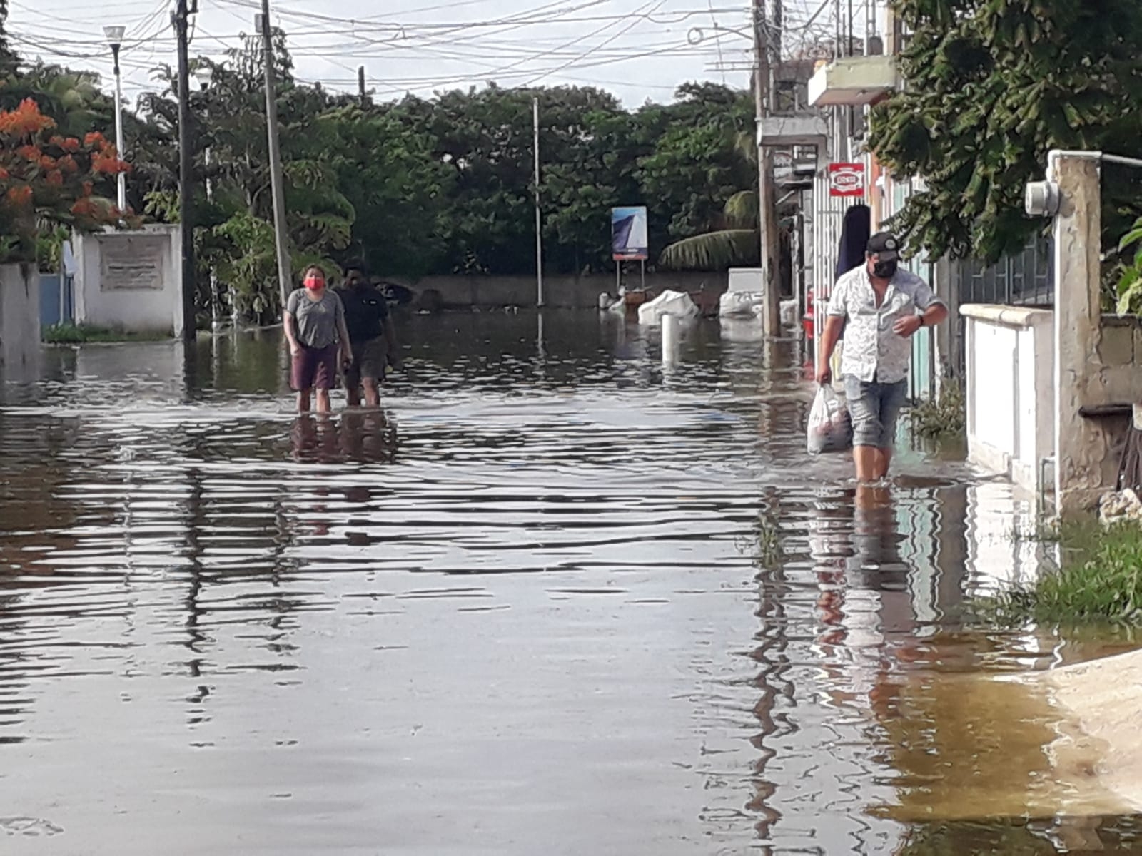 Vecinos viven con los pies bajo el agua ya que la inundación alcanza a la altura de las rodillas en zonas de Progreso