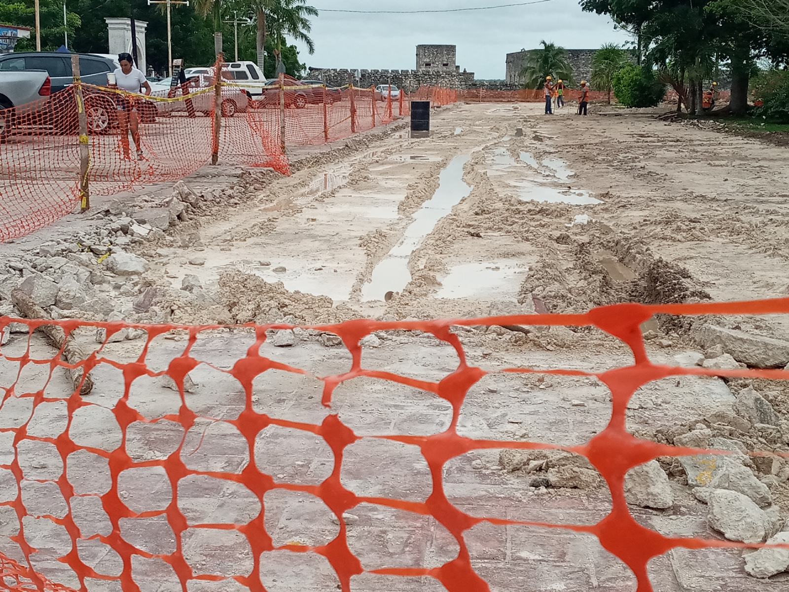 El parque central de Bacalar, a unos metros del Fuerte de San Felipe, se encuentra en mal estado por los trabajos sin terminar