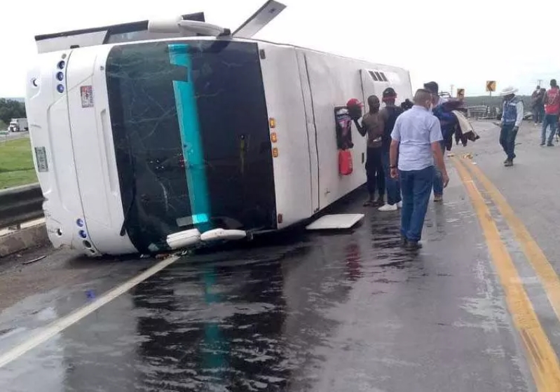 Vuelca autobús con migrantes en Tamaulipas, hay 31 heridos