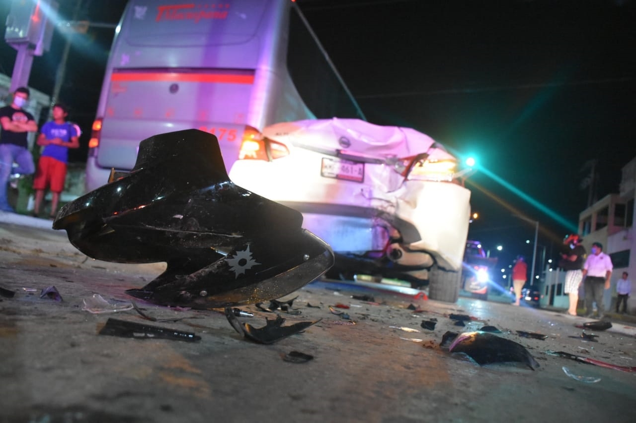 Motociclistas chocan contra un automóvil en Campeche