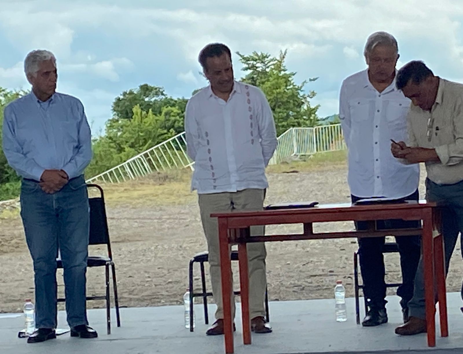 AMLO firma acuerdo  en beneficio de pobladores de Paso Largo, en Veracruz.