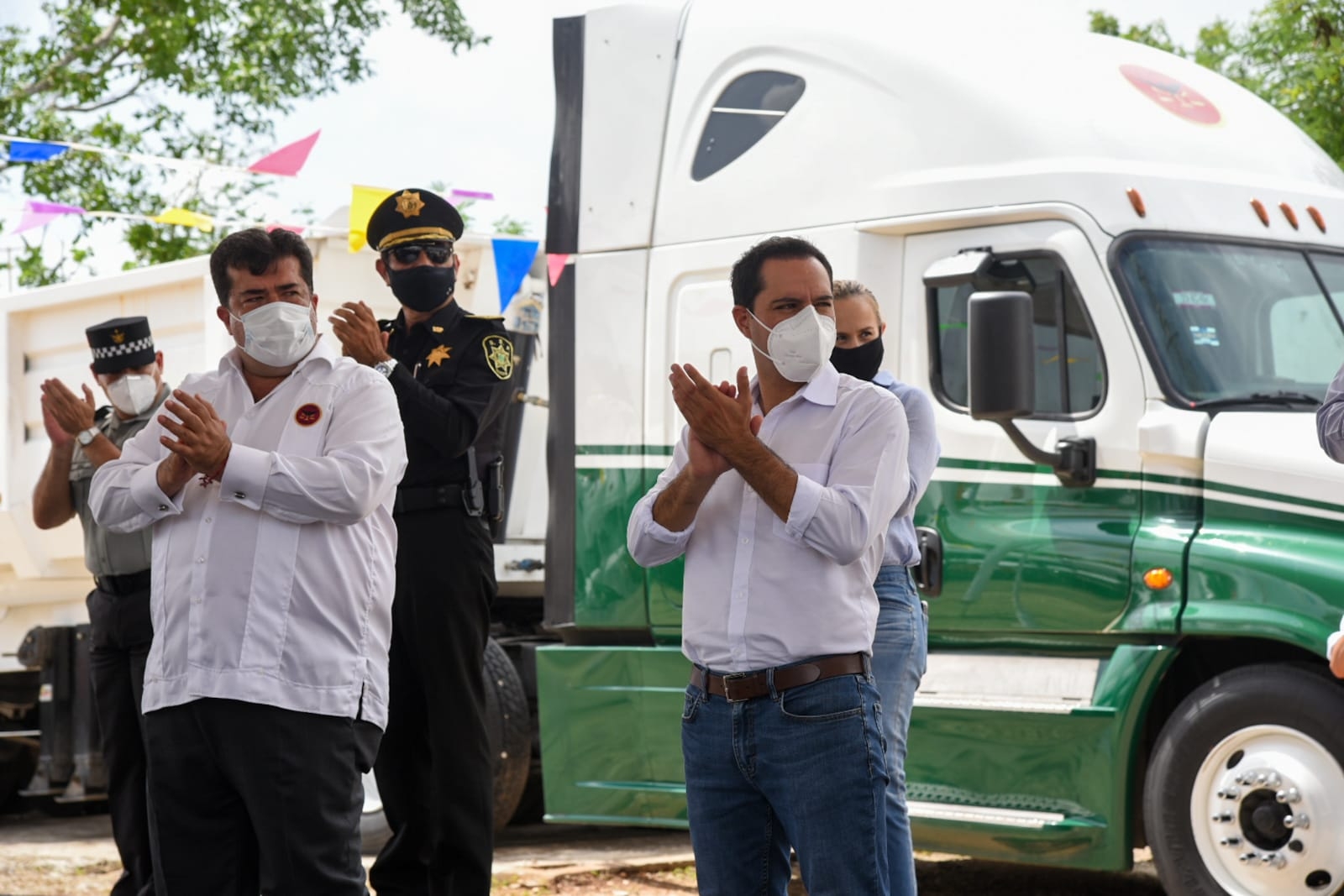 Mauricio Vila inspecciona los camiones que transportarán la roca que servirá para la construcción del Tren Maya
