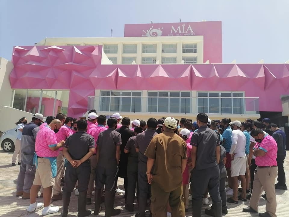 Trabajadores del hotel Mía exigen revisión de contratos en Isla Mujeres