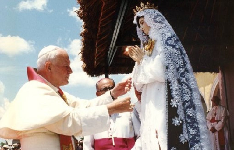 El Papa Juan Pablo II bendice la imagen de la Virgen de Izamal en 1993