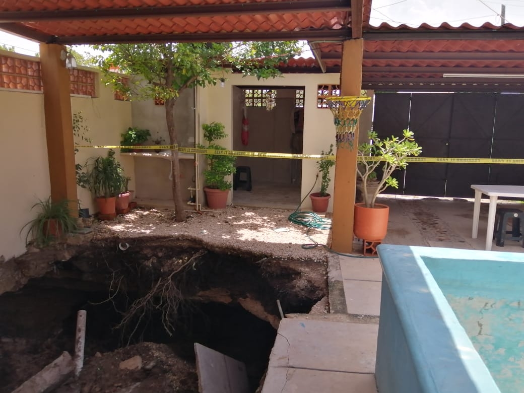 Se forma un socavón en el patio de una casa en Mérida, Yucatán