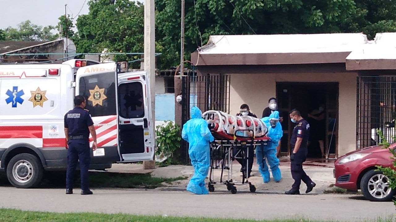 Encapsulan y trasladan a una mujer al hospital tras dar positivo a COVID-19 en Mérida