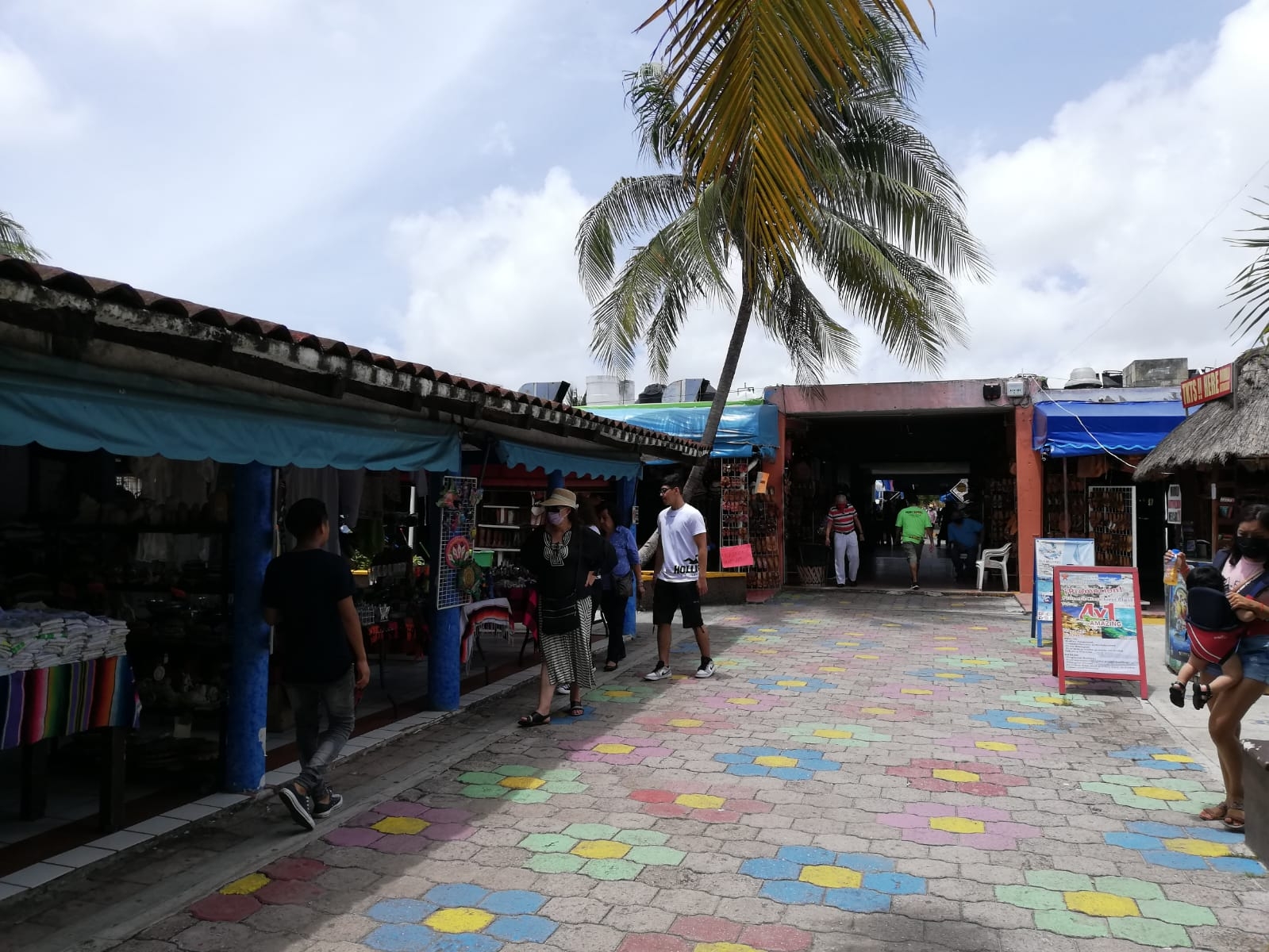 Turistas prefirieron aprovechar el clima para visitar el mercado 28 que ir a las playas de Cancún