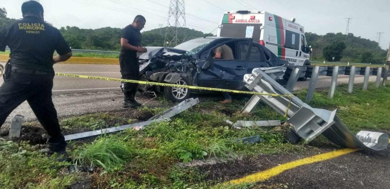 El conductor destrozó la facia de su automóvil al impactarse con una cinta metálica