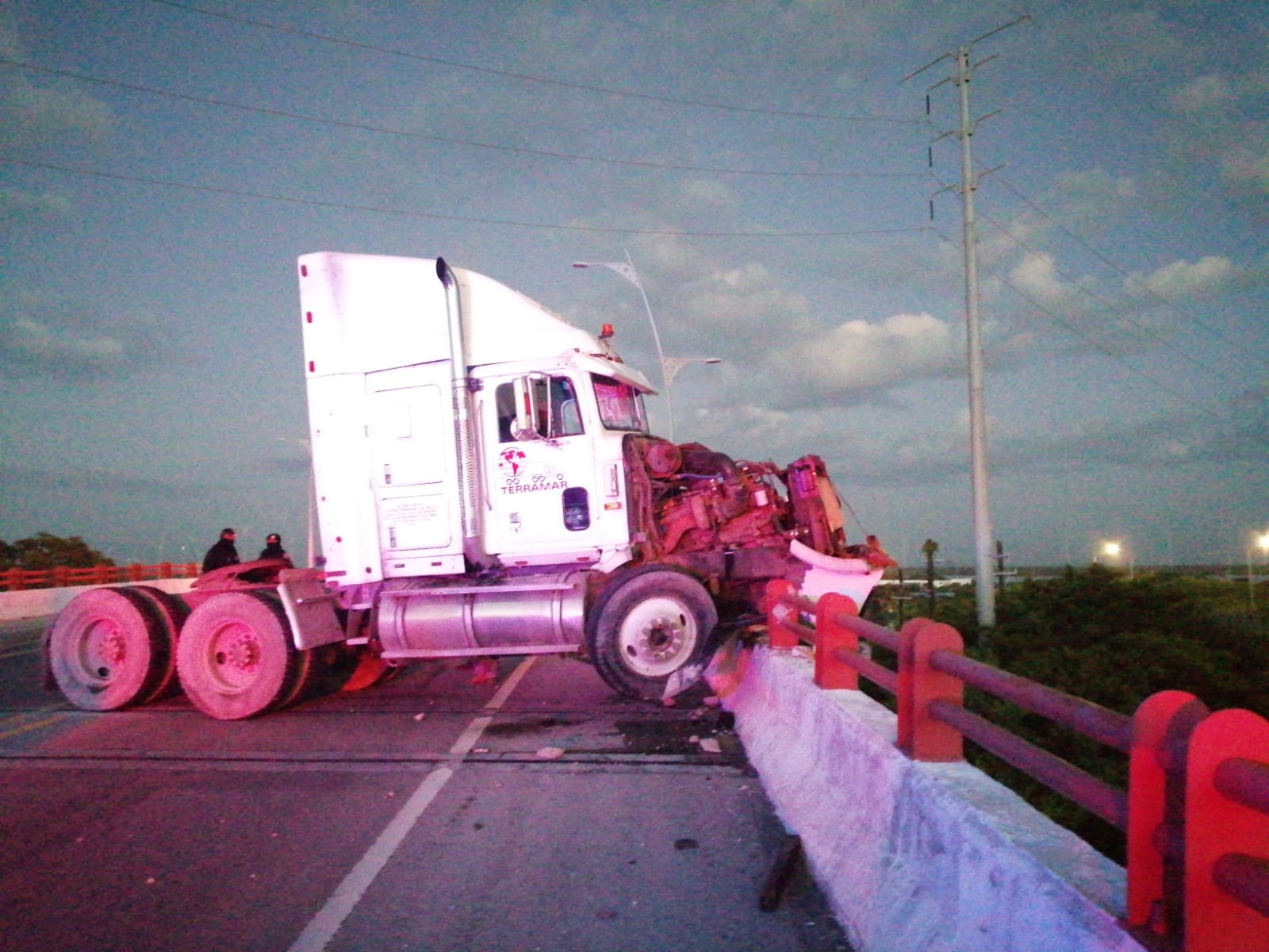 Tráiler sale del camino y casi cae al vacío en carretera Progreso