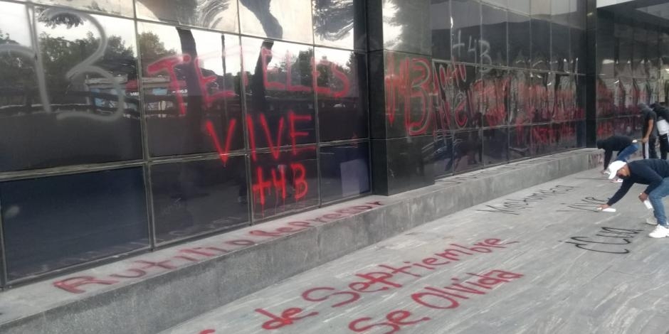 Normalistas de Ayotzinapa vandalizan sede de la FGR en CDMX