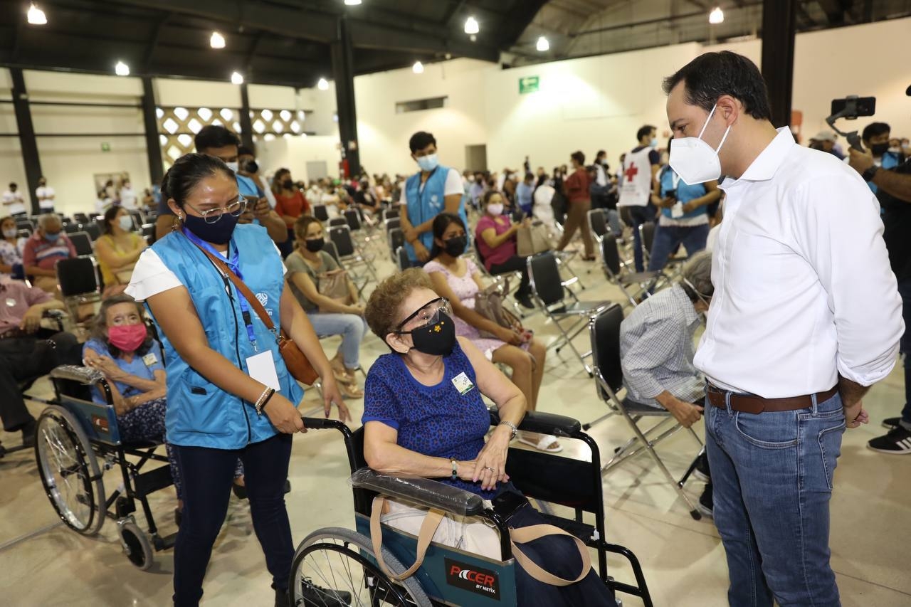 Mauricio Vila Dosal supervisa la aplicación de vacunas del días de ayer donde Yucatán estableció un nuevo récord