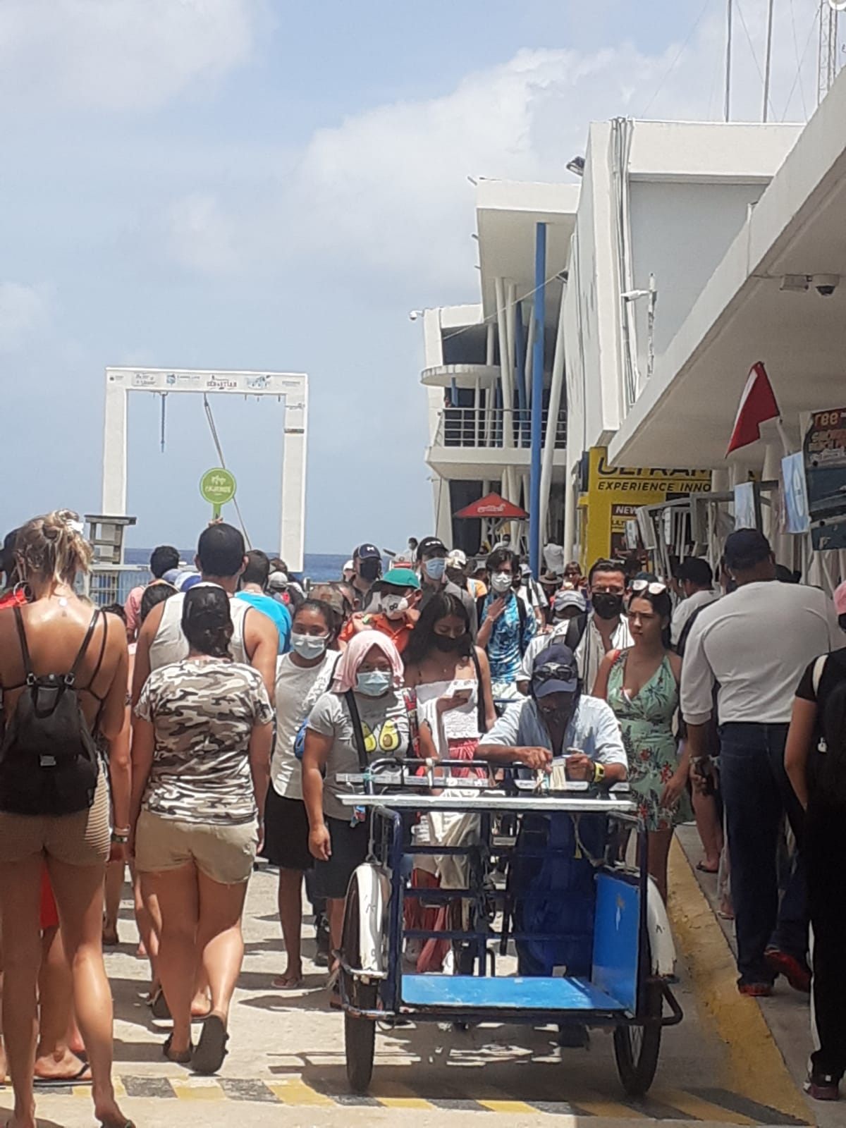 Turistas llenan terminal marítima de Cozumel para disfrutar este Día del Padre