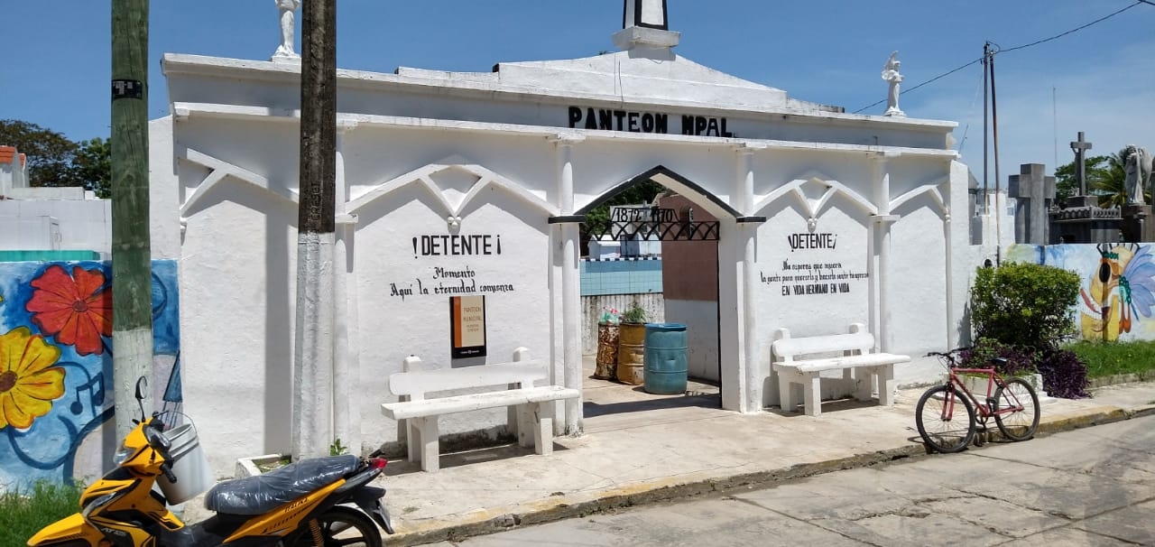 Panteón municipal de Palizada luce desolado en el Día del Padre