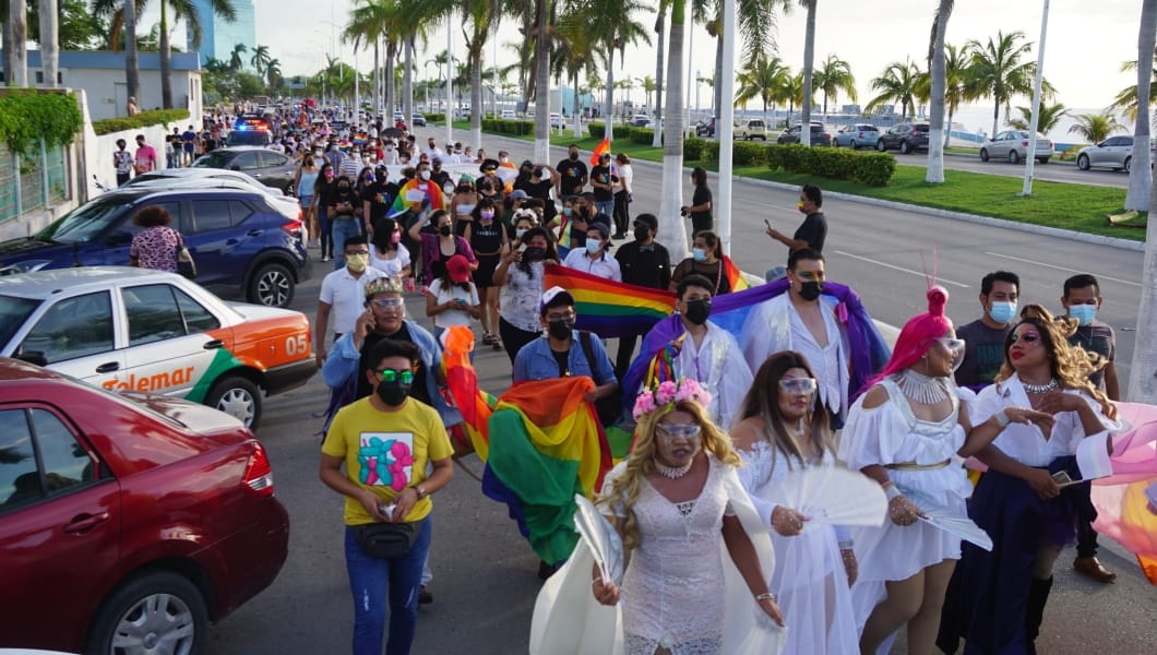 En el malecón de la ciudad se vivió un ambiente de fiesta con banderas representativas y carteles