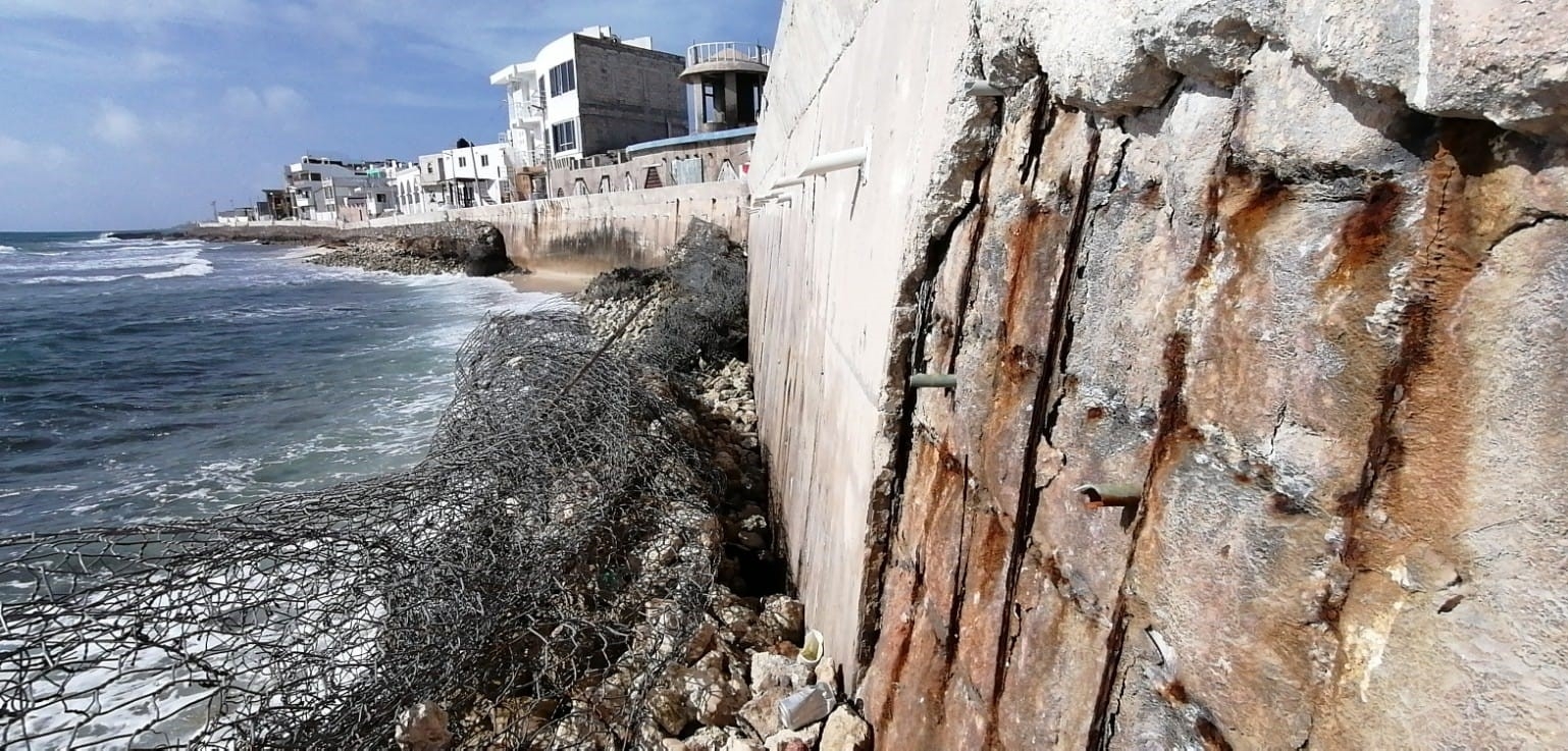 Clima afecta estructura de Malecón Oriente en Isla Mujeres