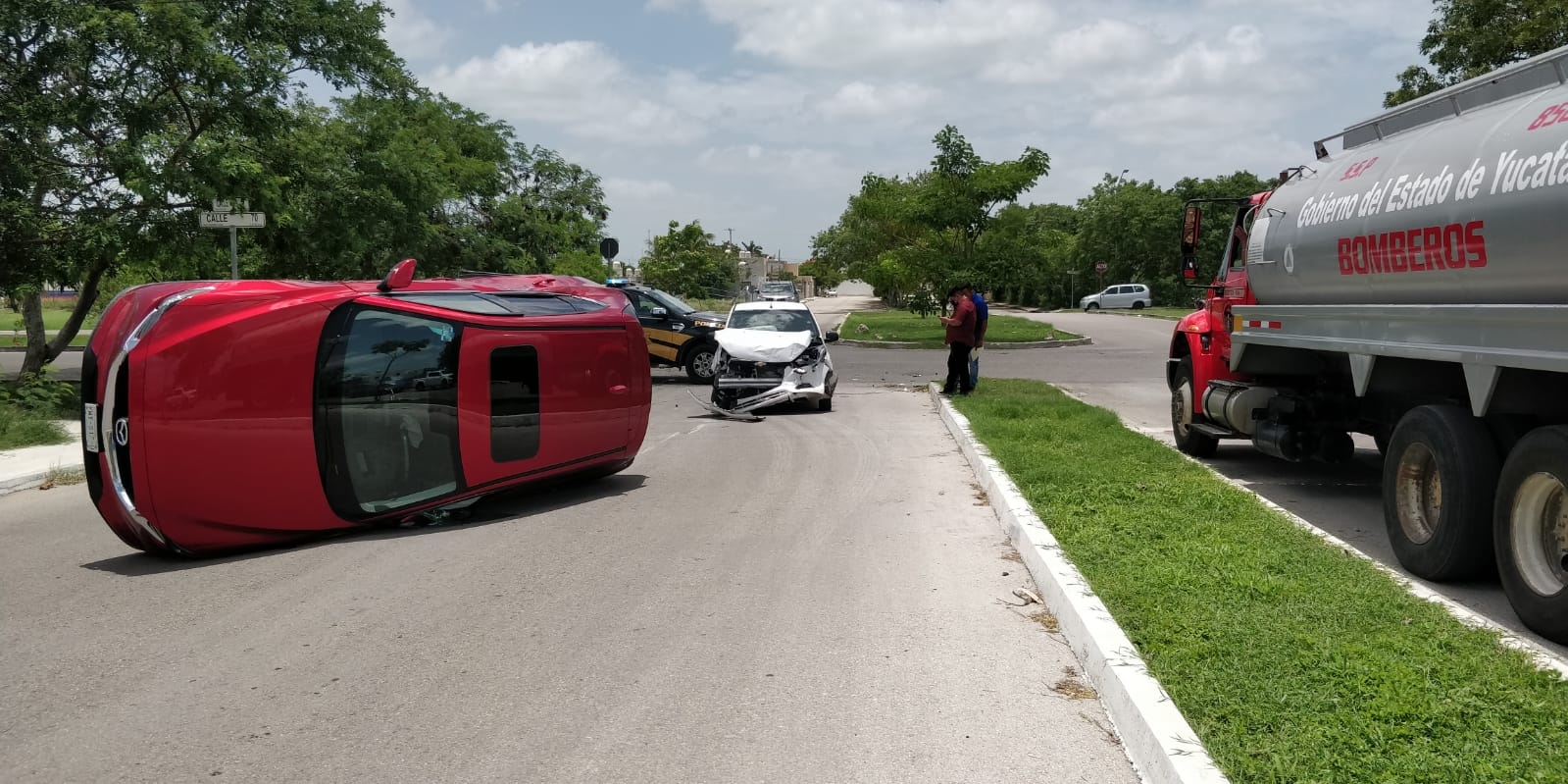 Conductora no respeta un alto y provoca volcadura en Ciudad Caucel, Mérida