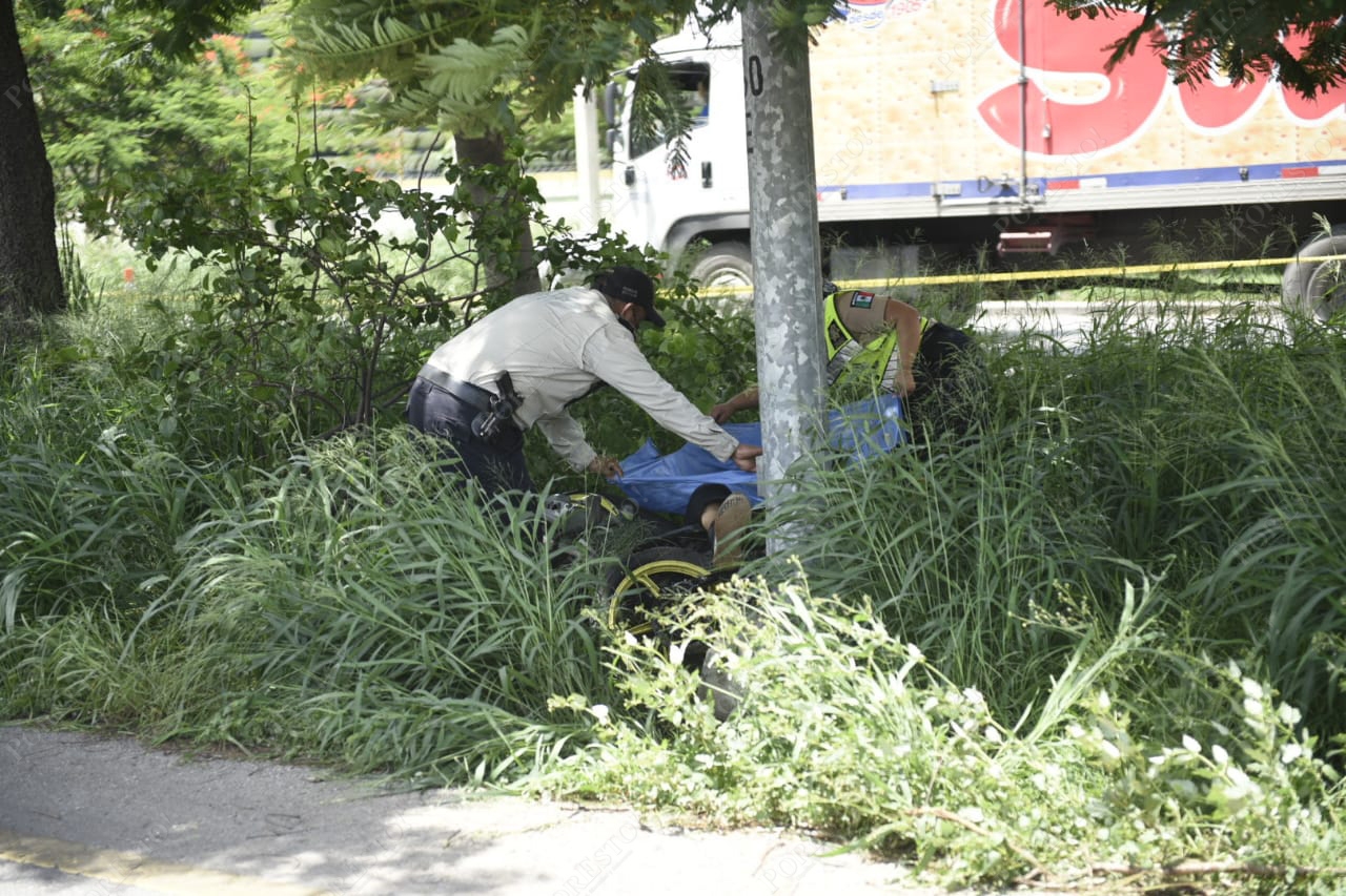 Un vehículo desconocido colisionó con la moto