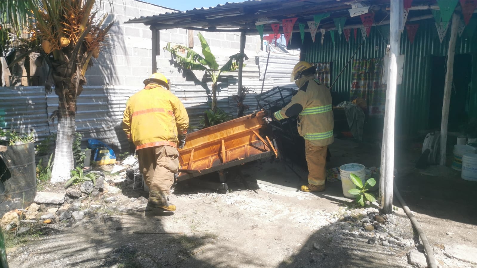 Incendio consume parcialmente una vivienda humilde en Ciudad del Carmen