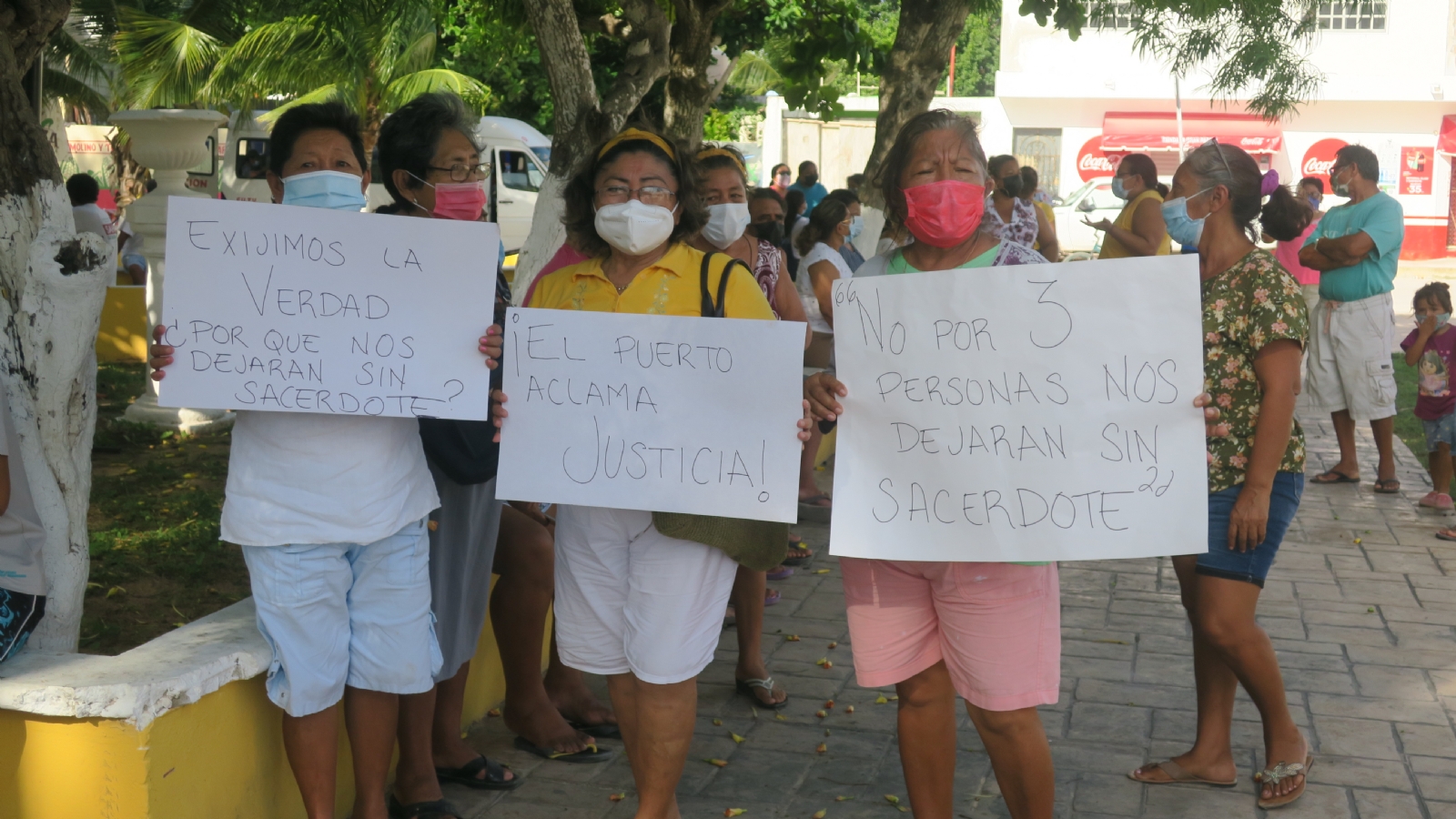 Pobladores se reunieron frente a la iglesia para exigir a las autoridades eclesiásticas que no se remueva al padre