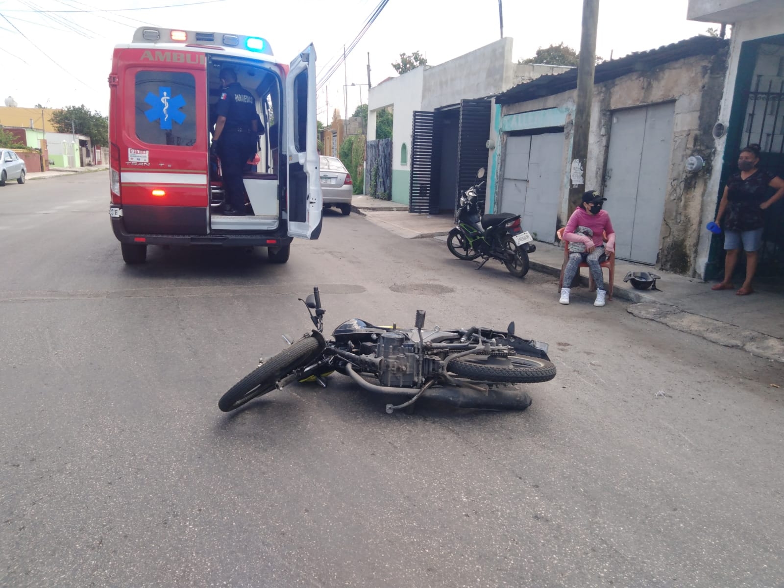 Conductor se da a la fuga tras chocar con una moto en Mérida