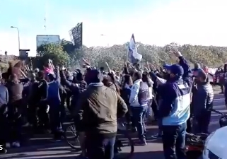 Fanáticos argentinos celebrando los 35 años del legendario gol de Dieguito Maradona