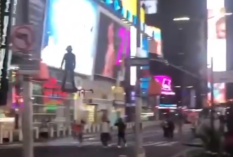 Hombre vuela sobre el Times Square de Nueva York como el 'Duende Verde': VIDEO