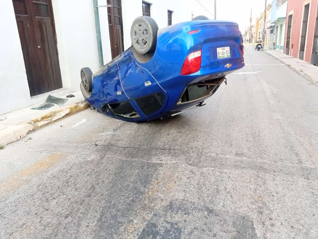 Vehículo queda volcado tras ser embestido en el Centro de Mérida