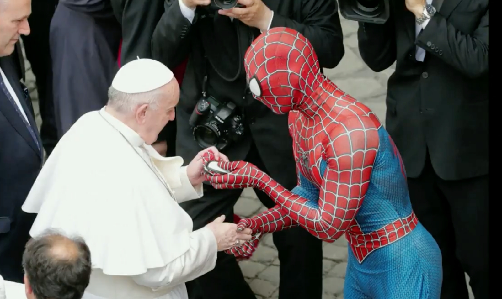 Spiderman entregando al Papa Francisco una máscara de Spiderman