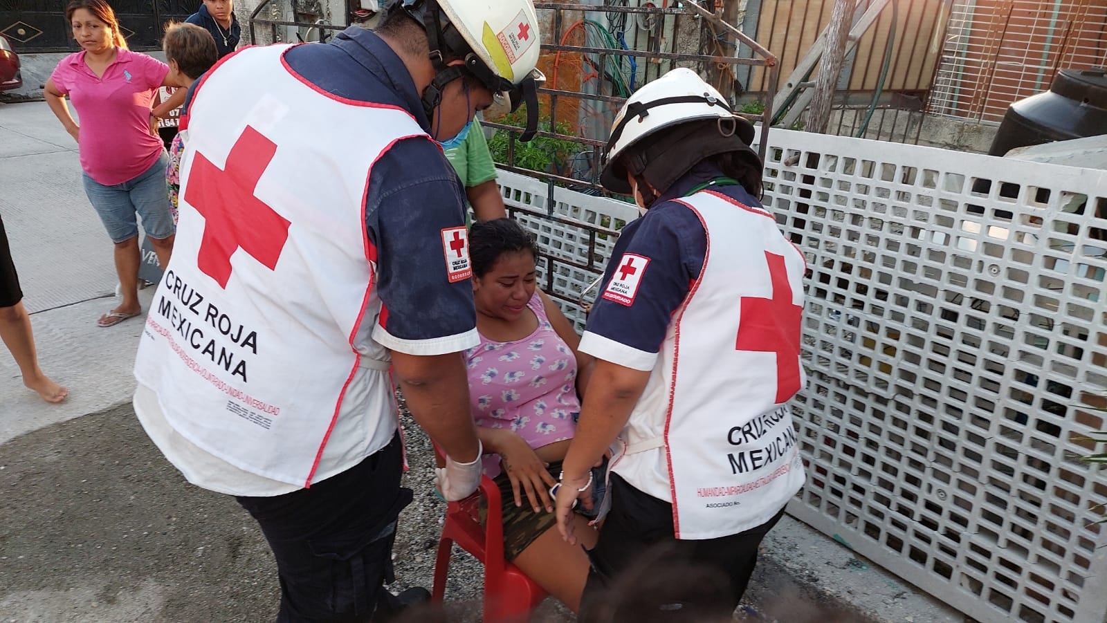 Socorrista de la Cruz Roja brindaron primeros auxilios a las mujeres que presentaban lesiones