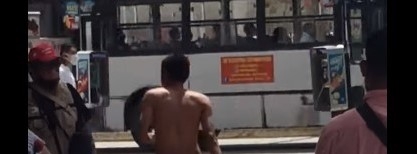 Hombre desnudo 'pasea' en la zona centro de Cancún: VIDEO