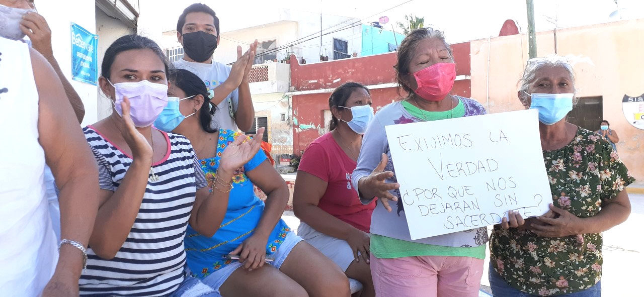 Los pobladores se mostraron inconformes con la decisión, por lo que piden se restituya al padre