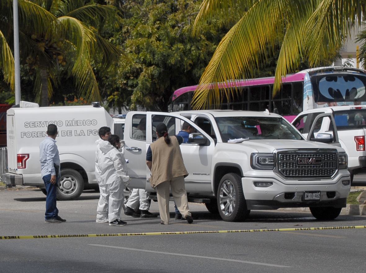 A plena luz del día, y en la Zona Hotelera de Cancún, ocurrió un doble asesinato en Playa Tortugas, a la vista del turismo