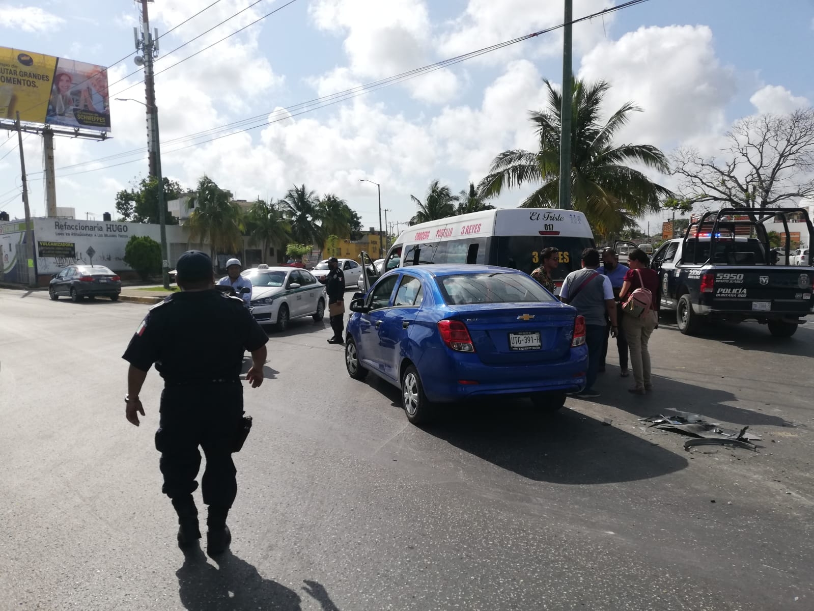 Elementos de Tránsito Municipal acudieron al lugar del accidente para el deslinde de resónsabilidades