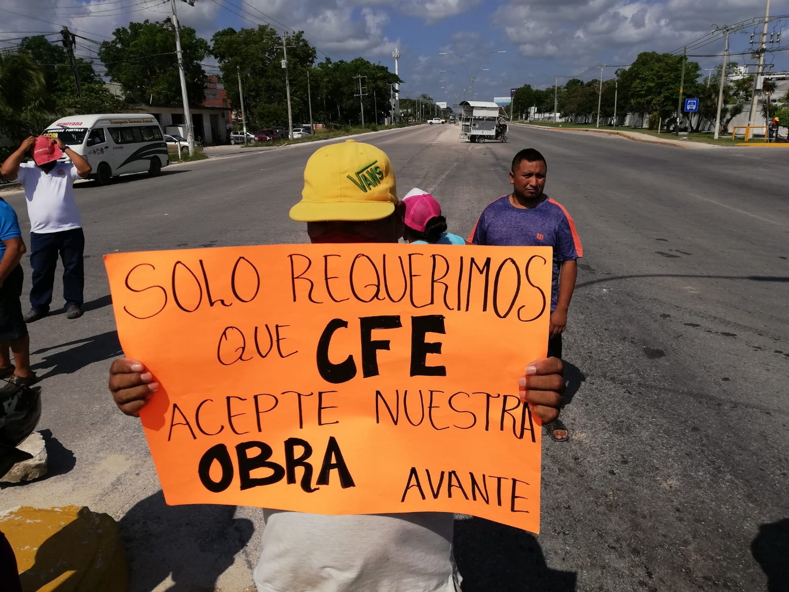 Reportan bloqueo víal por manifestación en Av. López Portillo de Cancún