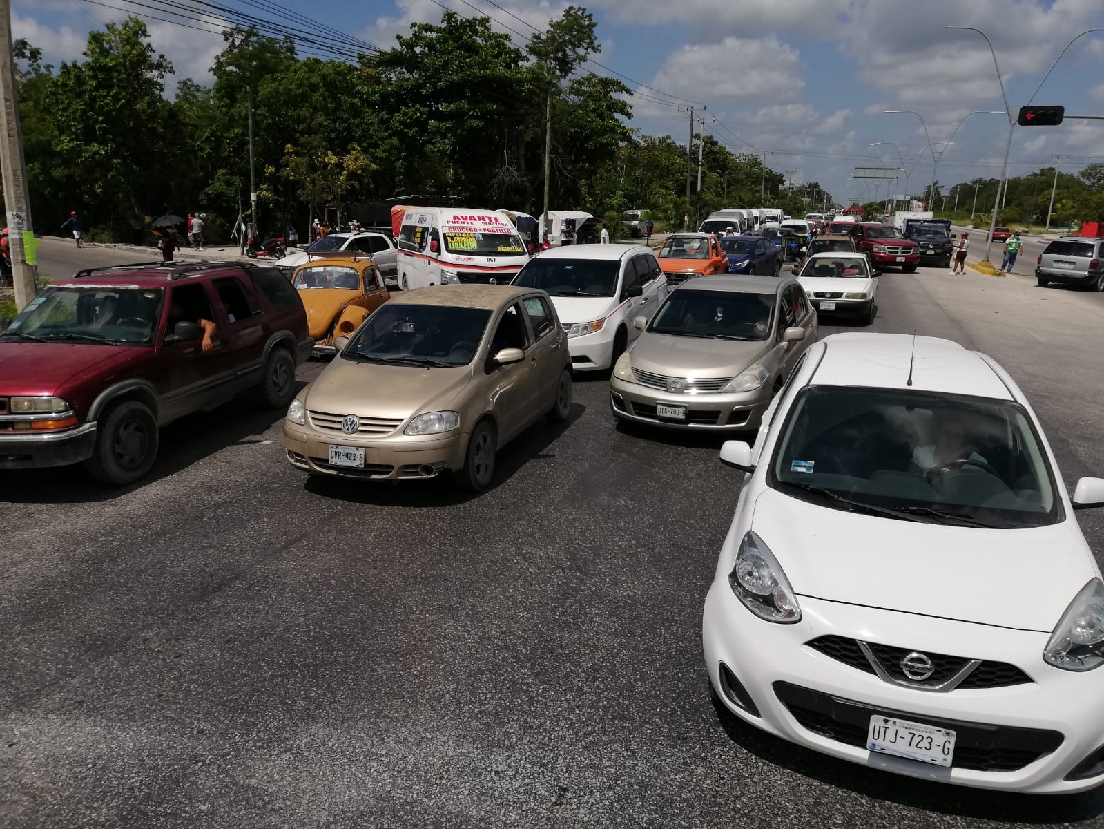 Manifestantes bloquean avenida tras protesta contra la CFE