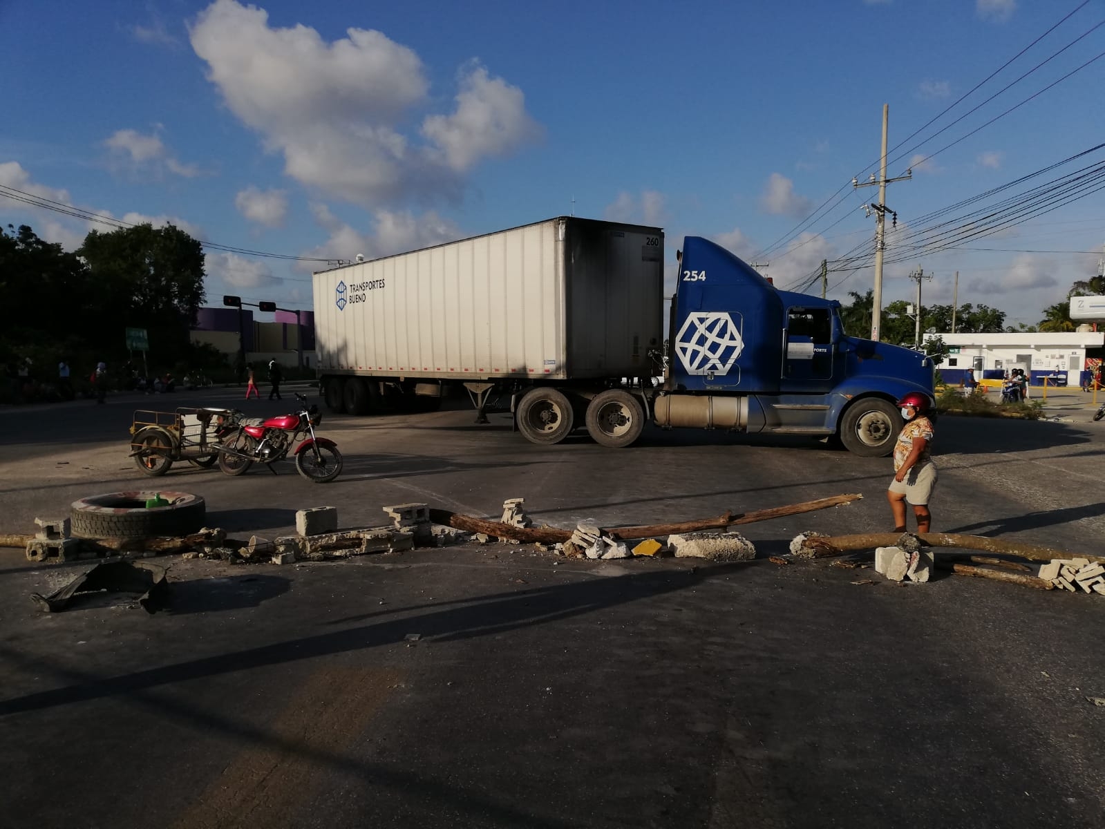 Manifestantes retiran bloqueo carretero de la avenida López Portillo en Cancún