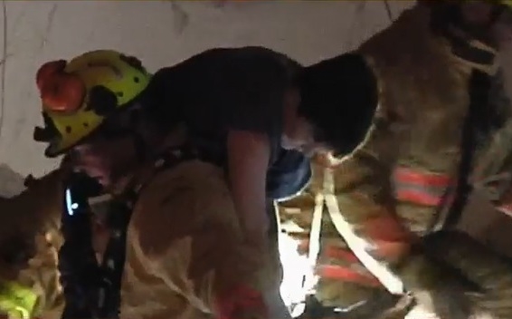 Captan en vivo rescate de un niño en el edificio que colapsó en Miami: VIDEO