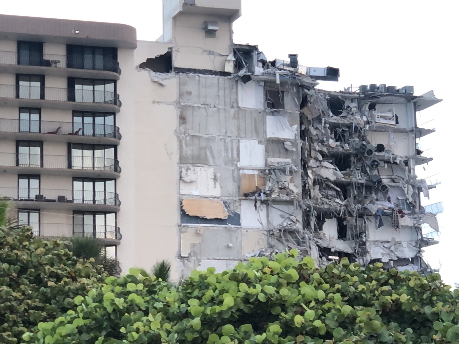 Confirman cuatro muertos por el derrumbe del edificio en Miami