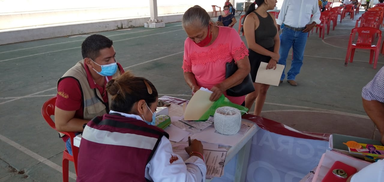 Abuelitos de Palizada reciben órden de pago por su pensión que recibirán la semana próxima