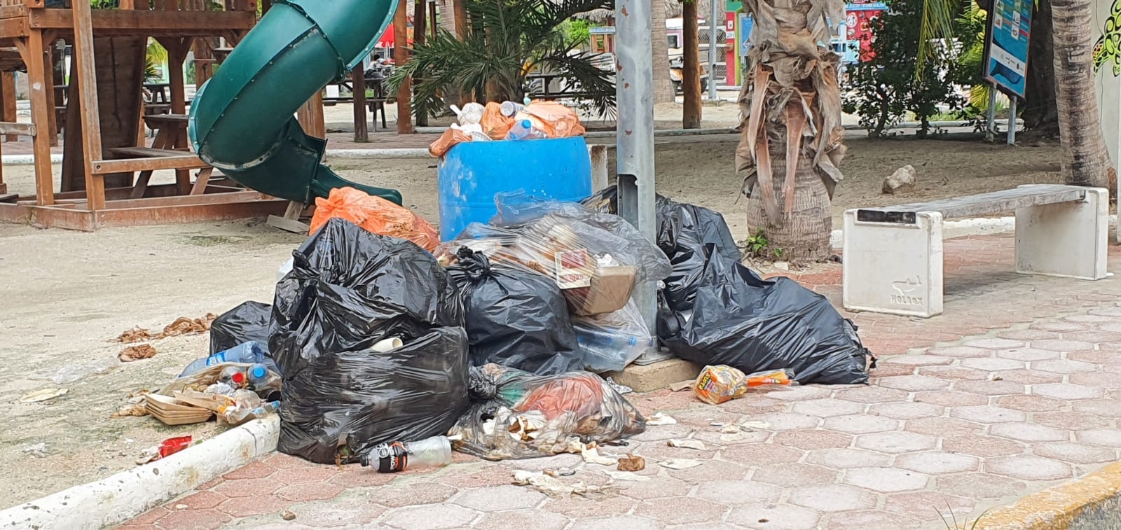 La acumulación de basura en las calles de Holbox pueden provocar problemas en la salud de los habitantes de la isla en Quintana Roo