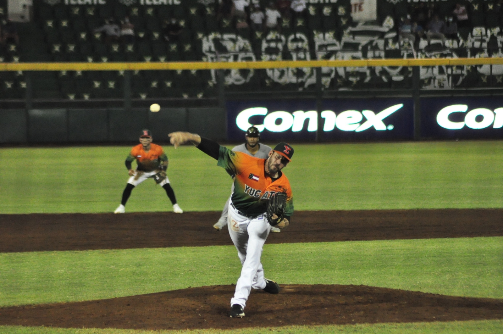 Pericos de Puebla bañan de hirviente cal a Leones de Yucatán