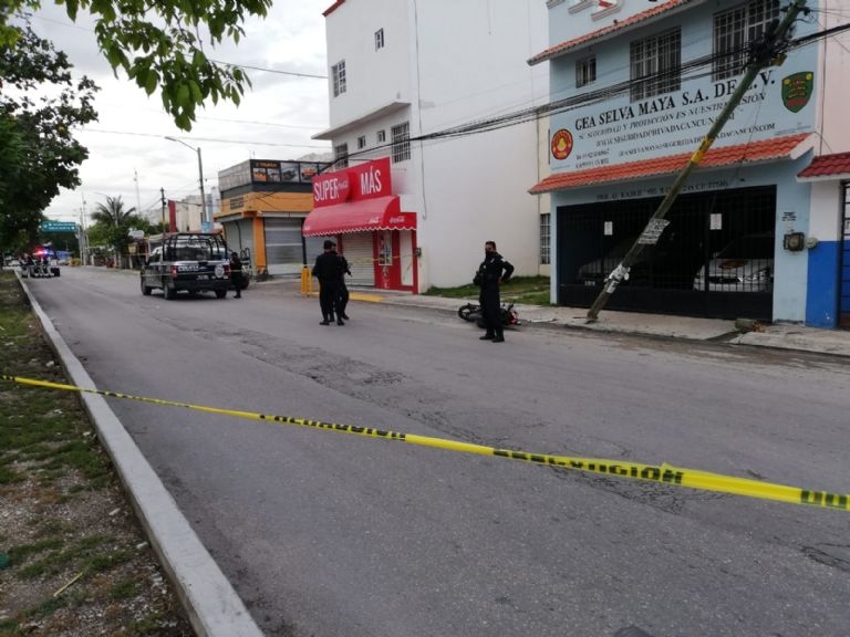 El presunto asaltante murió luego de ser embestido por una camioneta sobre la avenida Kabah en Cancún