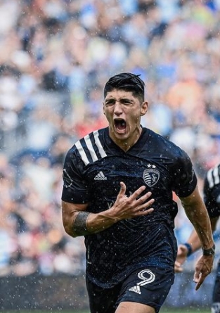 Alan Pulido revela gran herida tras encontronazo en partido: FOTOS