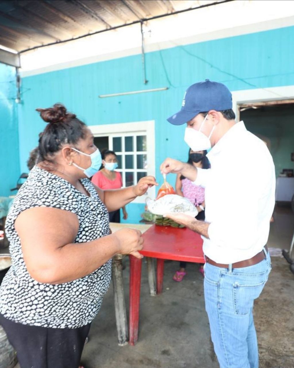 La especialidad de doña Chabela son los tamales colados y vaporcitos, al día llega a cocinar hasta 100 tamales