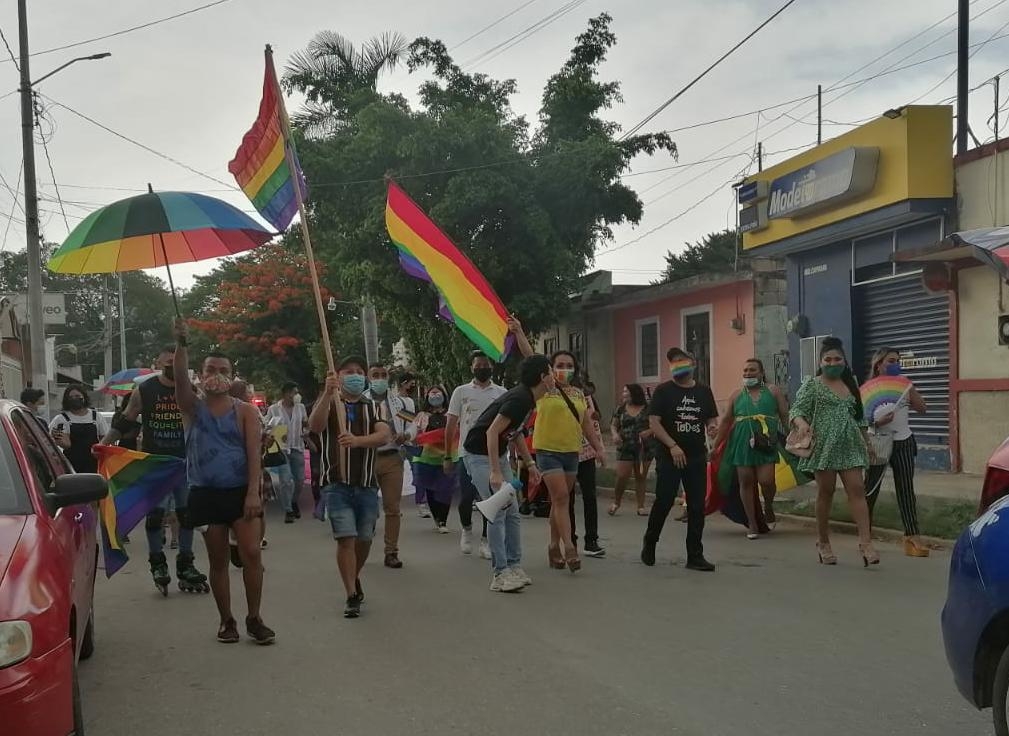 Tras el recorrido por las vías principales, se instalaron en una tarima decorada con los colores del arcoíris