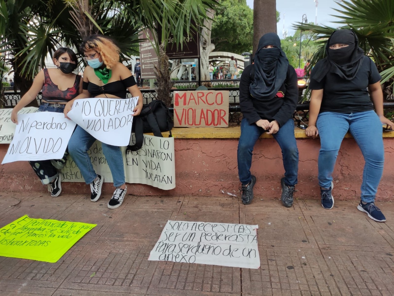 Manifestantes encapuchadas en la Plaza Grande del Centro de Mérida