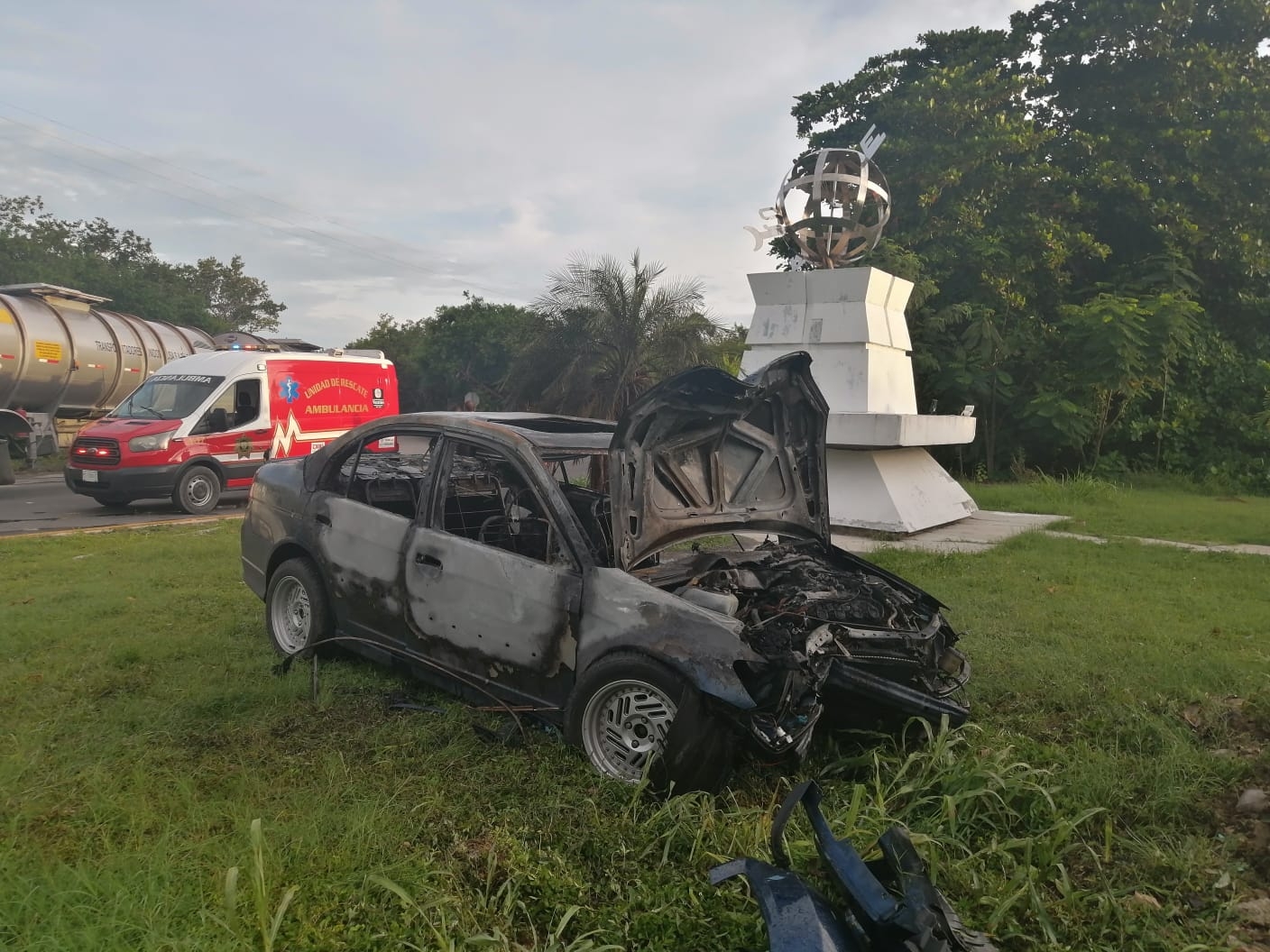 Mujeres libran incendio de su automóvil sobre la carretera Mérida-Progreso