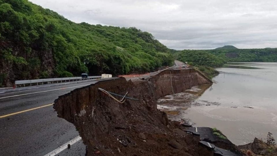 Colapsa nuevo tramo carretero en la autopista Siglo XXI de Michoacán